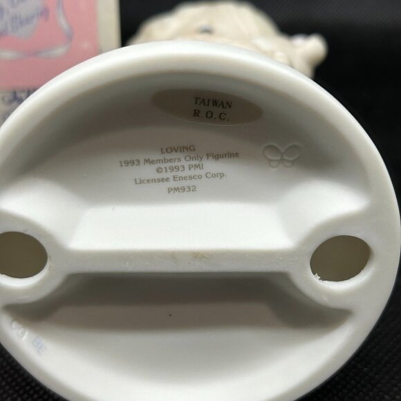 Precious Moments "Loving" 1993 Members only figurine - Picture 3 of 3